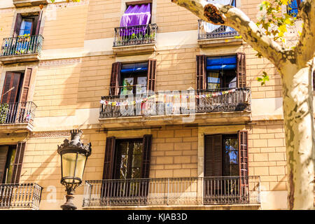 Klassischen alten Balkonen auf ein Gebäude von Barcelona Stockfoto