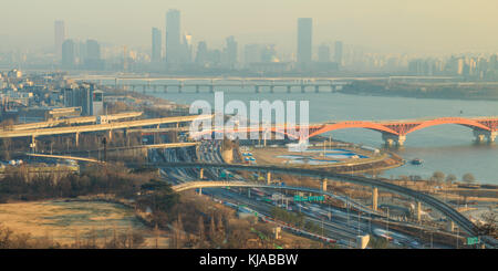 Landschaft der Stadt Seoul von Haneul Park in den feinen Staub gesehen Stockfoto