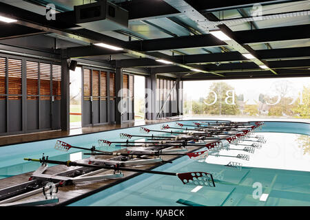 Blick nach innen in Richtung Fenster. Radley Rudern Centre, Oxford, Vereinigtes Königreich. Architekt: Mulroy Architekten, 2016. Stockfoto