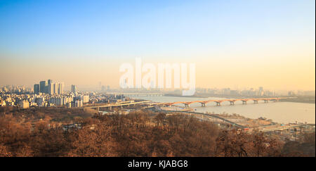 Landschaft der Stadt Seoul von Haneul Park in den feinen Staub gesehen Stockfoto