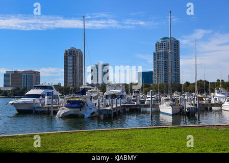 Stadtbild Blick auf die Boote im Hafen von St. Petersburg, Tampa Bay, Florida, Usa an einem sonnigen Tag Stockfoto