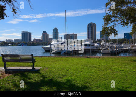 Stadtbild Blick auf die Boote im Hafen von St. Petersburg, Tampa Bay, Florida, Usa an einem sonnigen Tag Stockfoto