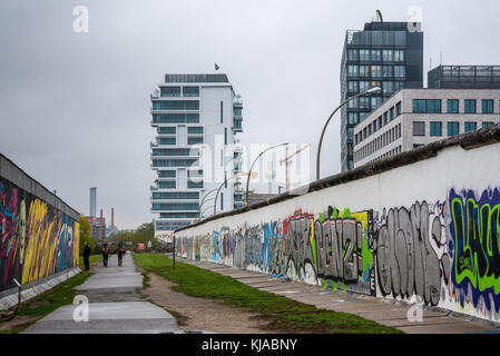 Reste der Berliner Mauer mit modernen Entwicklungen, Ost Berlin Stockfoto