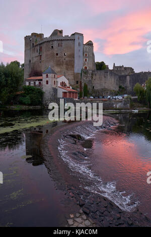 Chateau De Clisson bei Sonnenuntergang in Nantes, Loire-Atlantique, Pays de Loire, Frankreich. Stockfoto