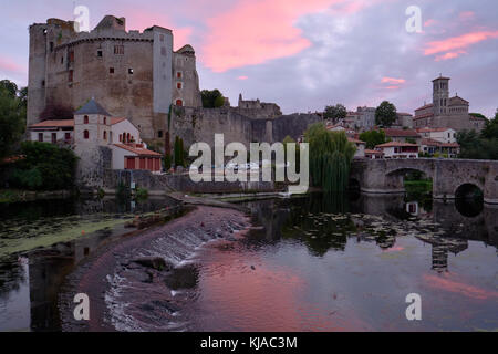 Chateau de Clisson und Eglise Notre Dame bei Sonnenuntergang in Clisson, Loire-Atlantique, Pays de Loire, Frankreich. Stockfoto