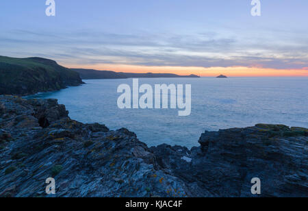 Sonnenuntergang über lundy Bay in der Nähe von Port Quin in North Cornwall Stockfoto