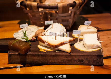 Käse Platte des asturischen Käse: Cabrales, afuega'l Pitu, vinaroz, Schafskäse, geräucherter Käse Stockfoto