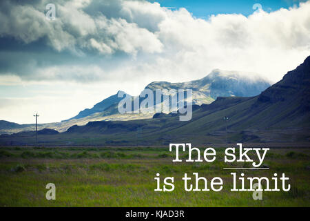 Inspirational motivation Zitat mit dem Satz "der Himmel ist die Grenze", Berg Hintergrund Stockfoto