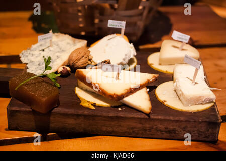 Käse Platte des asturischen Käse: Cabrales, afuega'l Pitu, vinaroz, Schafskäse, geräucherter Käse Stockfoto