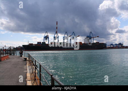 Ein riesiges Hapag-Lloyd-Frachtschiff, das im Hafen von Genua Italien gefüllt wird. Stockfoto