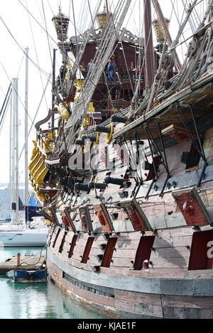 Ein alter Klassiker Holz Pirat segeln Schiff in den Hafen von Genua, als touristische Attraktion. Stockfoto