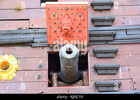 Eine Kanone alten klassischen Holz- pirate Segelschiff im Hafen von Genua, als touristische Attraktion. Stockfoto