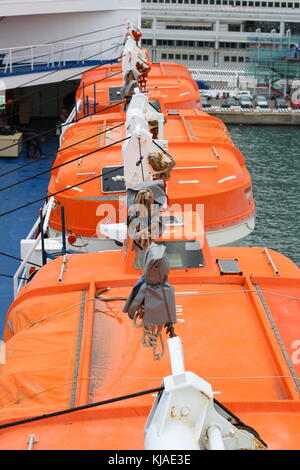 Lebensrettende Boote auf der Fähre von Tirrenia Lines, genannt Nuraghe Stockfoto