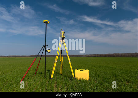 Surveyor Ausrüstung Theodolit mit Stativ Stockfoto