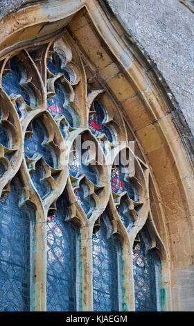 Am frühen Morgen Sonnenlicht durch ein Glasfenster von außen St Edward Kirche. Verstauen auf der Wold, Gloucestershire, Cotswolds, England Stockfoto