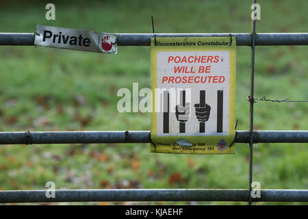 Private und Wilderer werden Zeichen auf ein Tor in die Landschaft von Cotswold strafrechtlich verfolgt werden. Cotswolds, Gloucestershire, England Stockfoto