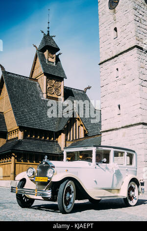 White Wedding Auto vor der Kirche Wang in Karpacz in Polen Stockfoto