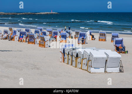 Liegestühle mit Kapuze in Kolobrzeg Stadt in der Woiwodschaft Westpommern in Polen Stockfoto