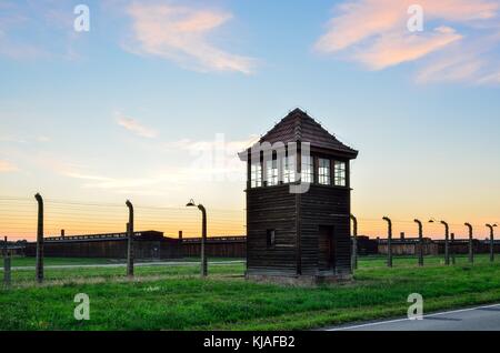 OSWIECIM, POLEN - 29. JULI 2017: Wachturm im Konzentrationslager Auschwitz Birkenau in Oswiecim, Polen. Stockfoto