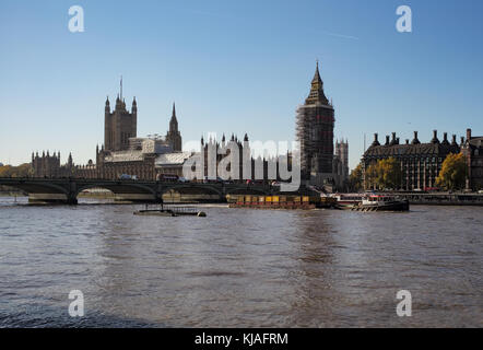 Ein Blick auf die Häuser des Parlaments und das Elizabeth Tower in Gerüst für notwendige Wartungsarbeiten abgedeckt. Stockfoto