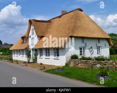 Nebel, Amrum, Deutschland - Mai 28th, 2016 - Traditionelle friesische Reetdachhaus in der Gemeinde Nebel auf der Insel Amrum Stockfoto