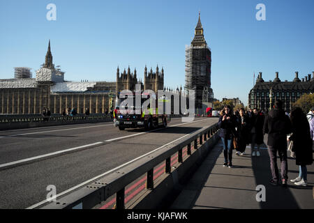 Nahaufnahme der öffentlichen Sicherheit Anti Crash terroism Barrieren auf die Westminster Bridge mit dem Schnellfahren Londoner Feuerwehr Motor vorbei. Stockfoto