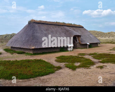 Amrum, Deutschland - Mai 28th, 2016 - Rekonstruktion einer prähistorischen Eisenzeit strohgedeckte Rasen Haus auf der Insel Amrum Stockfoto