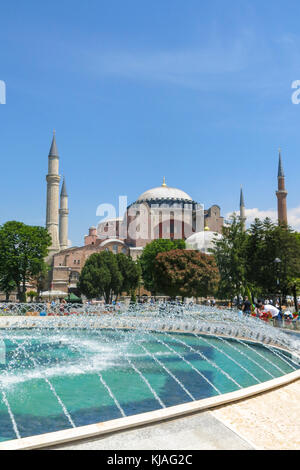 Istanbul, Türkei - 20. Mai 2016: Istanbul, Sultanahmet Platz mit Blick auf die Hagia Sophia. Mehr als 32 Millionen Touristen besuchen jedes Jahr die Türkei. Stockfoto