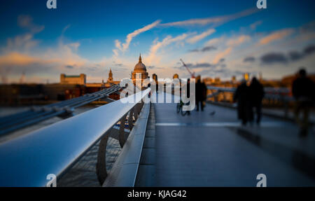 St Pauls Kathedrale schoß mit einem Tilt Shift Objektiv von Millennium foot bridge gesehen in goldenes Sonnenlicht getaucht, als die Sonne über London England setzt. Stockfoto