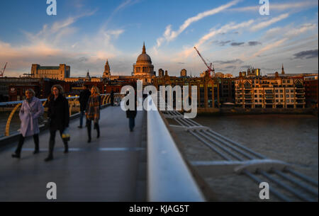 St Pauls Kathedrale schoß mit einem Tilt Shift Objektiv von Millennium foot bridge gesehen in goldenes Sonnenlicht getaucht, als die Sonne über London England setzt. Stockfoto