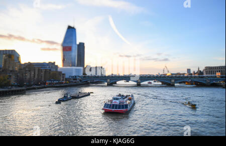 Tilt Shift Effekt auf die Blackfriars Bridge über die Themse als Stadt Schiff und Boot Handwerk Ansatz Kreuzfahrten wie die Sonnenuntergänge auf der London. Stockfoto