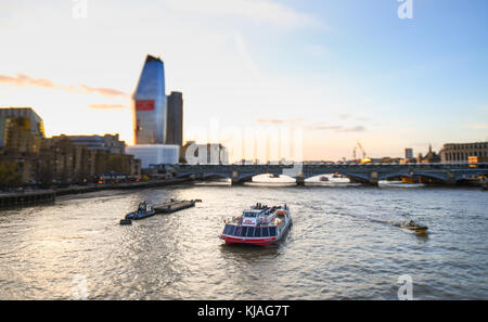 Tilt Shift Effekt auf die Blackfriars Bridge über die Themse als Stadt Schiff und Boot Handwerk Ansatz Kreuzfahrten wie die Sonnenuntergänge auf der London. Stockfoto