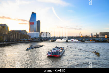 Tilt Shift Effekt auf die Blackfriars Bridge über die Themse als Stadt Schiff und Boot Handwerk Ansatz Kreuzfahrten wie die Sonnenuntergänge auf der London. Stockfoto