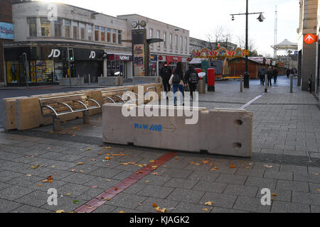 Konkrete Strukturen errichtet in Southampton, England am Eingang zum Weihnachtsmarkt gegen den Terrorismus mit Fahrzeugen, die als Waffen zu schützen. Stockfoto