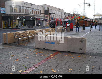 Konkrete Strukturen errichtet in Southampton, England am Eingang zum Weihnachtsmarkt gegen den Terrorismus mit Fahrzeugen, die als Waffen zu schützen. Stockfoto