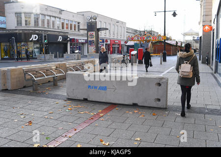 Konkrete Strukturen errichtet in Southampton, England am Eingang zum Weihnachtsmarkt gegen den Terrorismus mit Fahrzeugen, die als Waffen zu schützen. Stockfoto