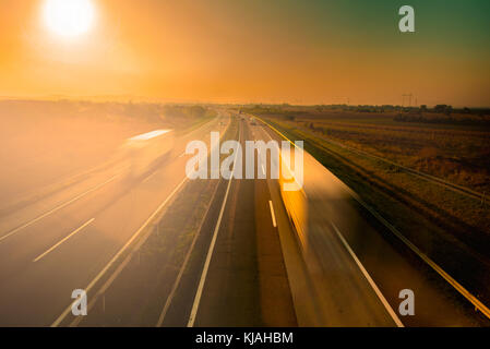 Lkw auf der Straße im Sonnenuntergang Stockfoto