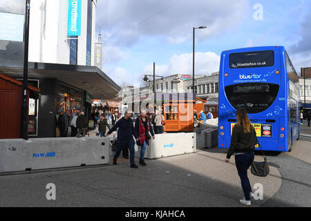 Anti Terrorismus konkrete Bausteine in Southampton High Street Schutz der Weihnachtsmarkt von jeder Bedrohung des Fahrzeugs angreifen. Stockfoto