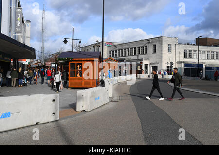 Konkrete Strukturen errichtet in Southampton, England am Eingang zum Weihnachtsmarkt gegen den Terrorismus mit Fahrzeugen, die als Waffen zu schützen. Stockfoto