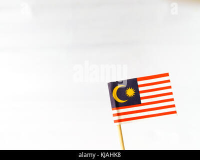 Satz von zahnstocher mit einem kleinen Papier Flagge von Malaysia. Aufgereiht und auf isolierten weißen Hintergrund eingerichtet. Bendera Malaysia. Stockfoto