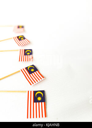 Satz von zahnstocher mit einem kleinen Papier Flagge von Malaysia. Aufgereiht und auf isolierten weißen Hintergrund eingerichtet. Bendera Malaysia. Stockfoto