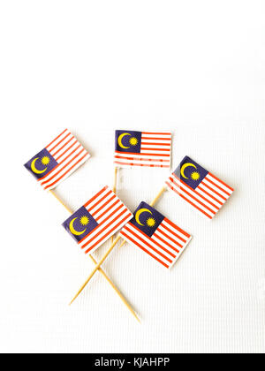 Satz von zahnstocher mit einem kleinen Papier Flagge von Malaysia. Aufgereiht und auf isolierten weißen Hintergrund eingerichtet. Bendera Malaysia. Stockfoto