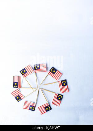 Satz von zahnstocher mit einem kleinen Papier Flagge von Malaysia. Aufgereiht und auf isolierten weißen Hintergrund eingerichtet. Bendera Malaysia. Stockfoto