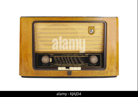 Vor einem alten Retro-Radio isoliert auf weiß Stockfoto