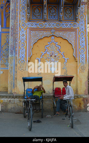 Jaipur, Indien - Nov 1, 2017. Rikscha-fahrer auf der Straße in Jaipur, Indien. Jaipur ist die Hauptstadt und die größte Stadt des indischen Bundesstaates ra Stockfoto