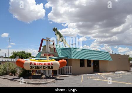 Drive Thru Store verkaufen. Chile und Feuerwerk Limousine new mexico usa mit Dinosaurier und riesen Hot Dog Stockfoto