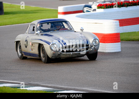 1955 Mercedes Benz 300 SL-Flügeltürers von Jochen Mass von Hans Kleissl racing in der Freddie März Memorial Trophy am Goodwood Revival 2017 besessen angetrieben Stockfoto