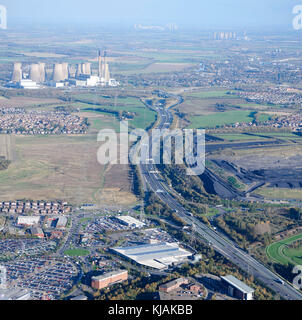 M62 Autobahn zwischen Castleford & Pontefract, West Yorkshire, Kraftwerk Ferrybrige im Hintergrund, Nordengland Stockfoto