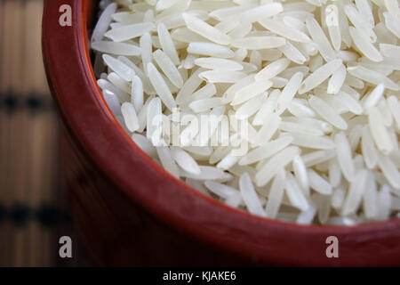 Schüssel gefüllt mit weißen raw Basmati reis Körner, close-up Stockfoto