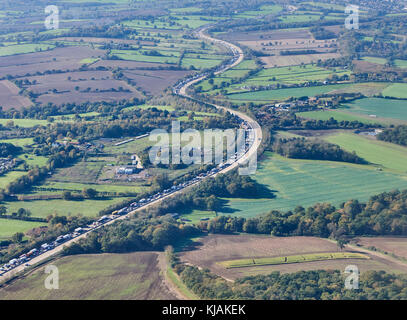 Luftaufnahme der großen Verkehrsschlange auf der M25 Autobahn, Potters Bar, Südostengland, Großbritannien Stockfoto